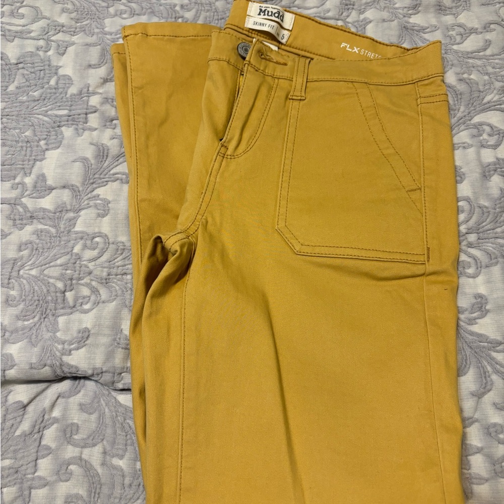 Color between yellow and tan